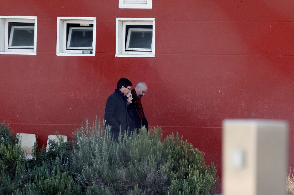El exconsejero de Justicia de la Generalitat de Cataluña Carles Mundó (iz), a su salida del centro penitenciario de Estremera donde acudió ayer para visitar a Oriol Junqueras.