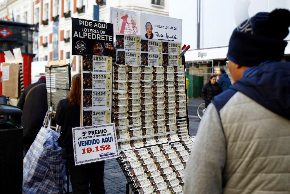 Puestos de venta de lotería instalados en la madrileña Puerta del Sol, el último día antes de la celebración del Sorteo Extraordinario de Lotería de Navidad.