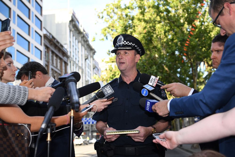 Un oficial de Policía atiende a los medios en el lugar de un atropello en Melbourne (Australia).
