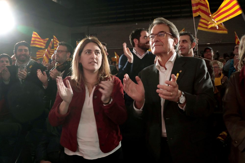El expresidente de la Generalitat de Catalunya Artur Mas y la coordinadora general del PDeCAT, Marta Pascal, durante el acto electoral.
