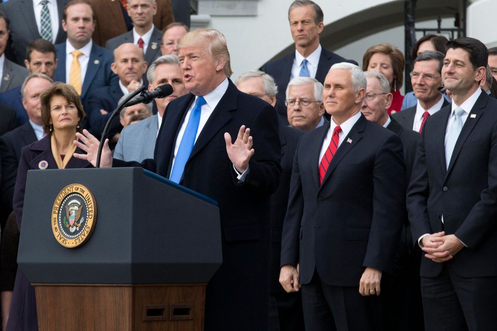 El presidente de los Estados Unidos, Donald Trump (c-i), acompañado del vicepresidente de los Estados Unidos, Mike Pence (c-d); el presidente republicano de la Cámara de Representantes, Paul Ryan (d), y otros integrantes republicanos de la Cámara y el Senado, pronuncia un discurso sobre la aprobación de la reforma fiscal.
