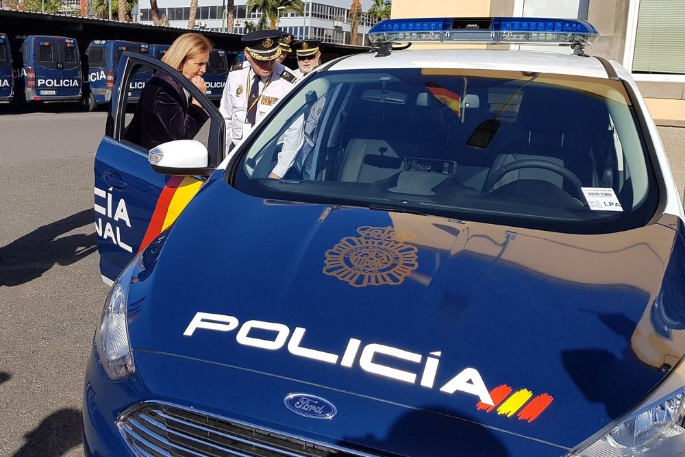Mercedes Roldós y José María Moreno observan uno de los vehículos destinados a patrullar las calles.