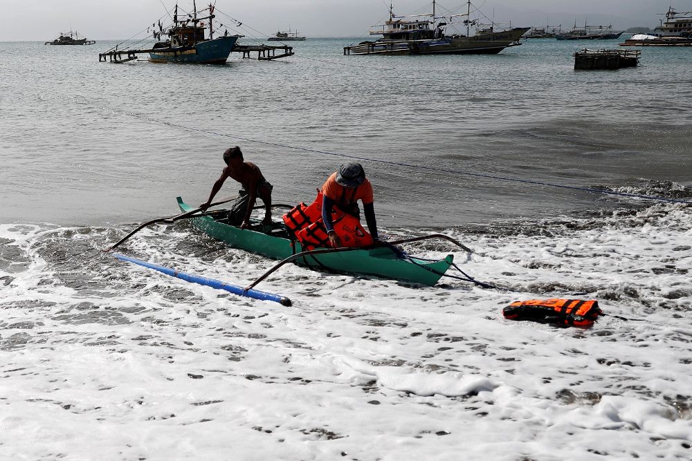 Residentes de la localidad de Infanta ¡ en la provincia de Quezon (Filipinas) ayudan a pasajeros del transbordador hundido.