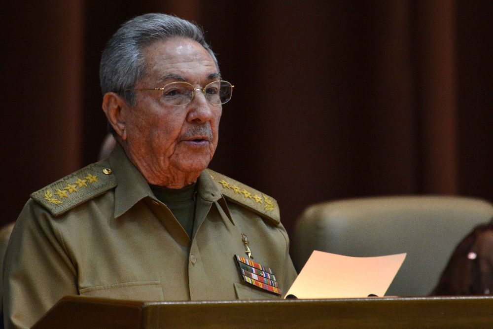 El presidente de Cuba, Raúl Castro, pronuncia un discurso durante las sesiones de la Asamblea Nacional del Poder Popular (parlamento).