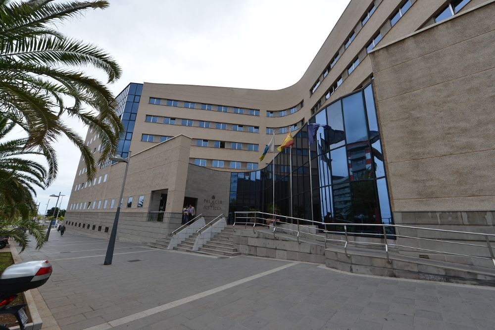 En Tenerife, estas empresas prestan los servicios de vigilancia en sedes judiciales como la Audiencia Provincial (en la foto).