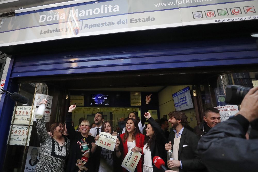 La Administración de lotería " Doña Manolita" en la calle del Carmen en Madrid, celebran haber vendido el número 71.198, el Gordo de Navidad.