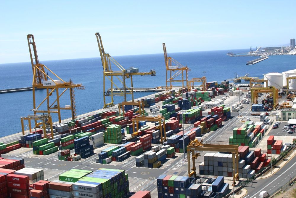 Actividad de carga y descarga de contenedores en el puerto de Santa Cruz de Tenerife.