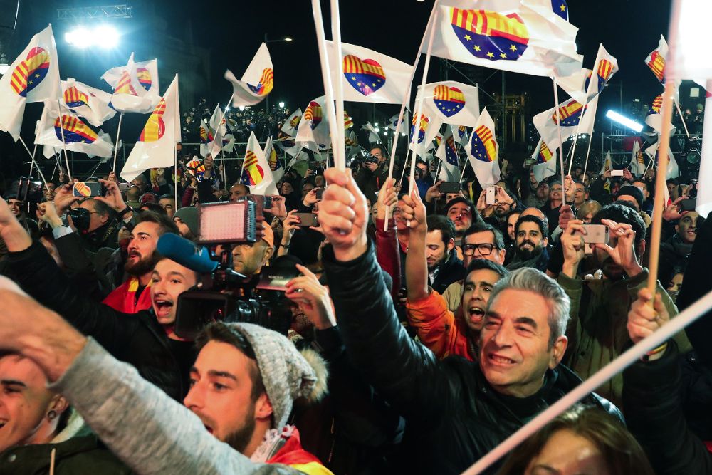Simpatizantes de Ciudadanos festejan la victoria en las elecciones, mientras comparecen los líderes Inés Arrimadas y Albert Rivera.