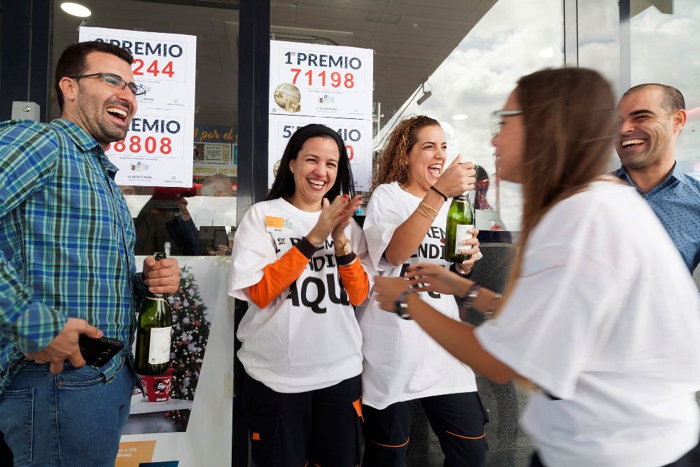 Trabajadores de la gasolinera de Granadilla de Abona (Tenerife), celebran que ha vendido números de Lotería de Navidad del primer, segundo y dos quintos premios.