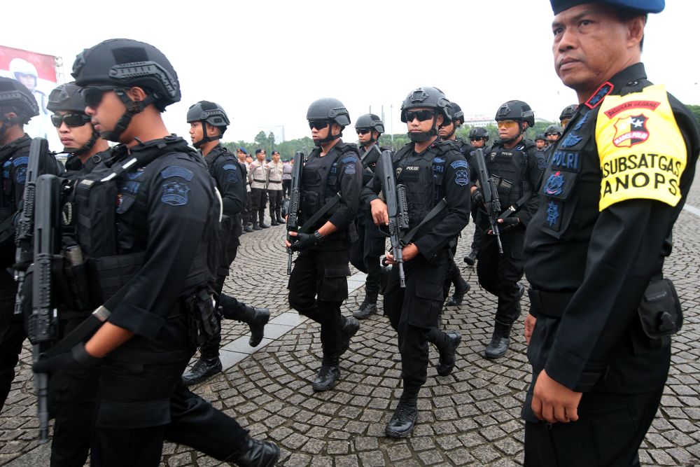 Miembros de una unidad de policía durante un simulacro en el Monumento Nacional de Yakarta (Indonesia). 