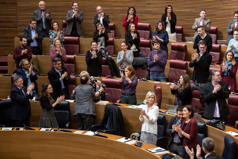 Diputados del PSPV-PSOE, Compromís y Podemos aplauden tras aprobar con sus votos los Presupuestos de la Generalitat valenciana de 2018.