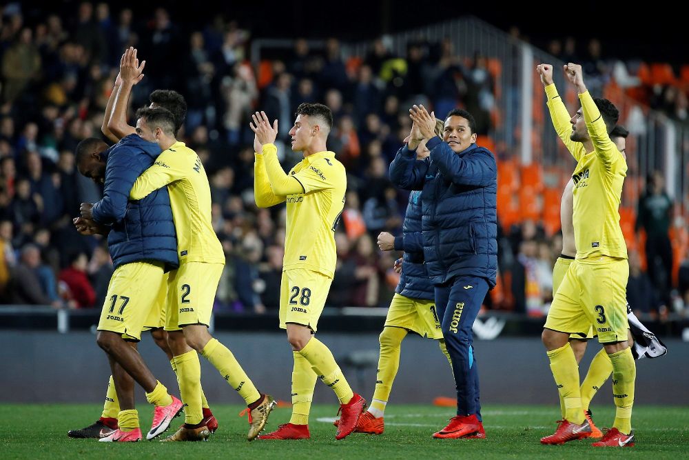 Los jugadores del Villarreal aplauden a sus aficionados al final del partido de la liga disputado frente al Valencia esta tarde en el estadio de Mestalla.