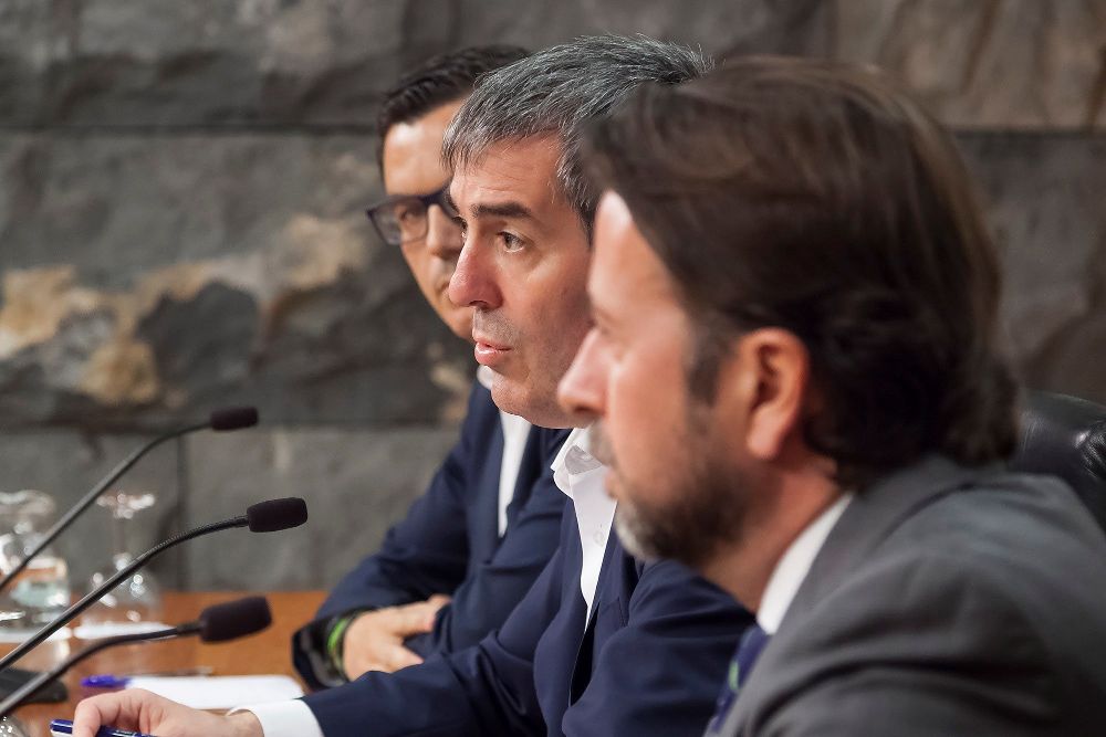 El presidente del Gobierno de Canarias, Fernando Clavijo (c); el vicepresidente del Ejecutivo canario, Pablo Rodríguez (i) y el presidente del Cabildo de Tenerife, Carlos Alonso (d).