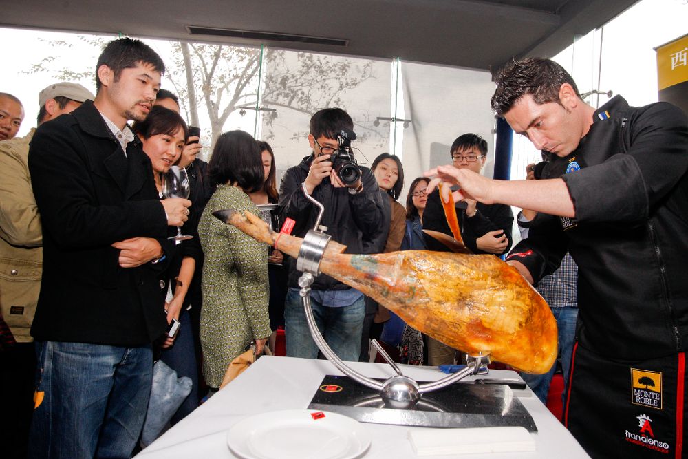 La empresa ha estado presente en Asia, donde ofreció una demostración de corte de jamón serrano.