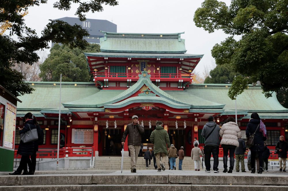 Varios fieles visitan el templo sintoísta de Tomioka Hachimangu en Tokio.