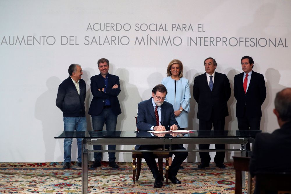Mariano Rajoy, acompañado por la ministra de Empleo y Seguridad Social, Fátima Báñez; los secretarios generales de CCOO y UGT, Unai Sordo (2i) y Pepe Álvarez (i); y los presidentes de CEOE, Juan Rosell (2d), y Cepyme, Antonio Garamendi, durante la firma del acuerdo.