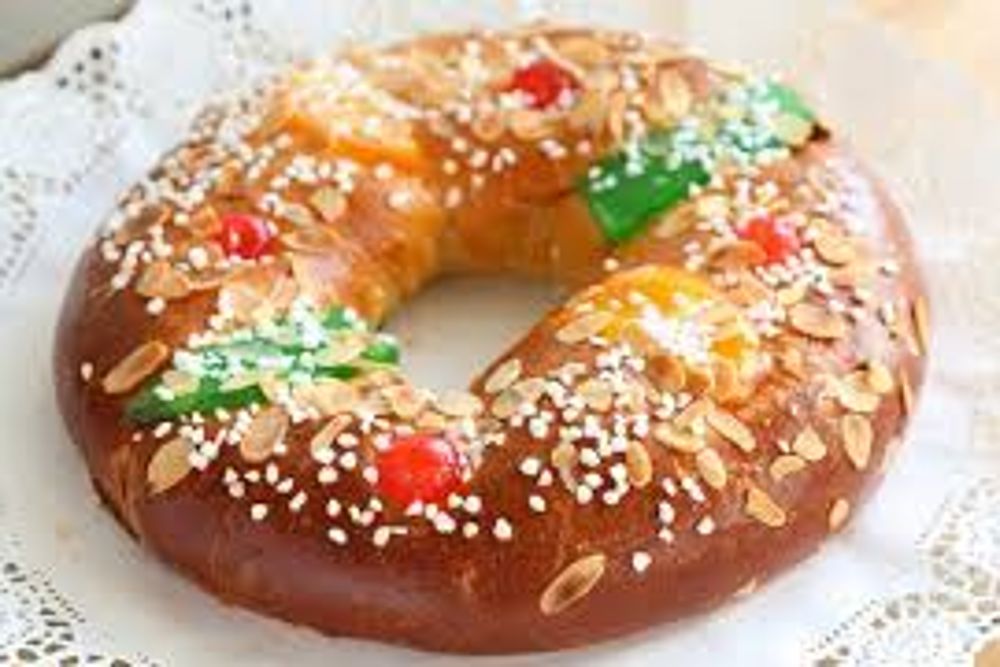 Las tiendas ofrecen cada vez mayores incentivos para atraer a los clientes a su roscón de Reyes.