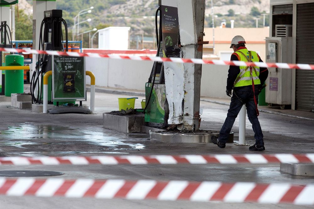 Estado en que ha quedado el surtidor de la gasolinera de Benicàssim (Castellón) contra el que chocó el pasado sábado, el coche en el que viajaban una chica de 20 años y su expareja, un joven de 29.