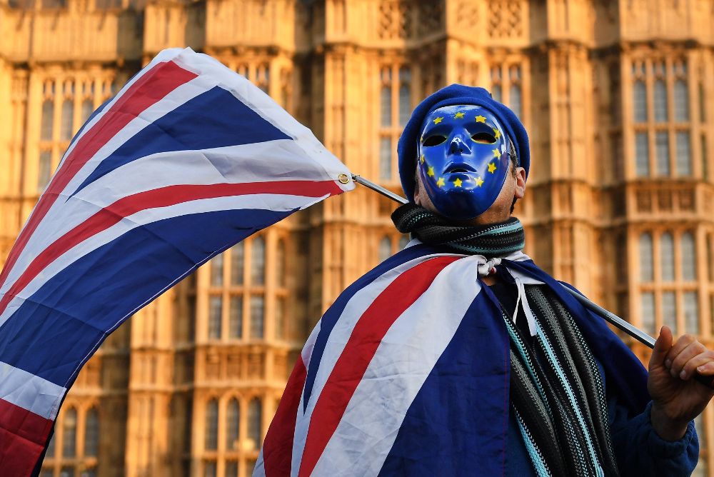 Un activista pro Unión Europea se manifiesta a las puertas del Parlamento británico en Londres (Reino Unido).