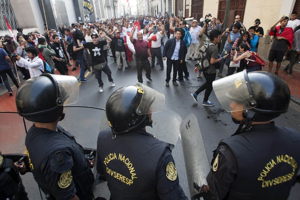 Un cordón policial impide a los manifestantes llegar hasta Palacio de Gobierno durante una marcha contra el indulto otorgado al expresidente Alberto Fujimori.