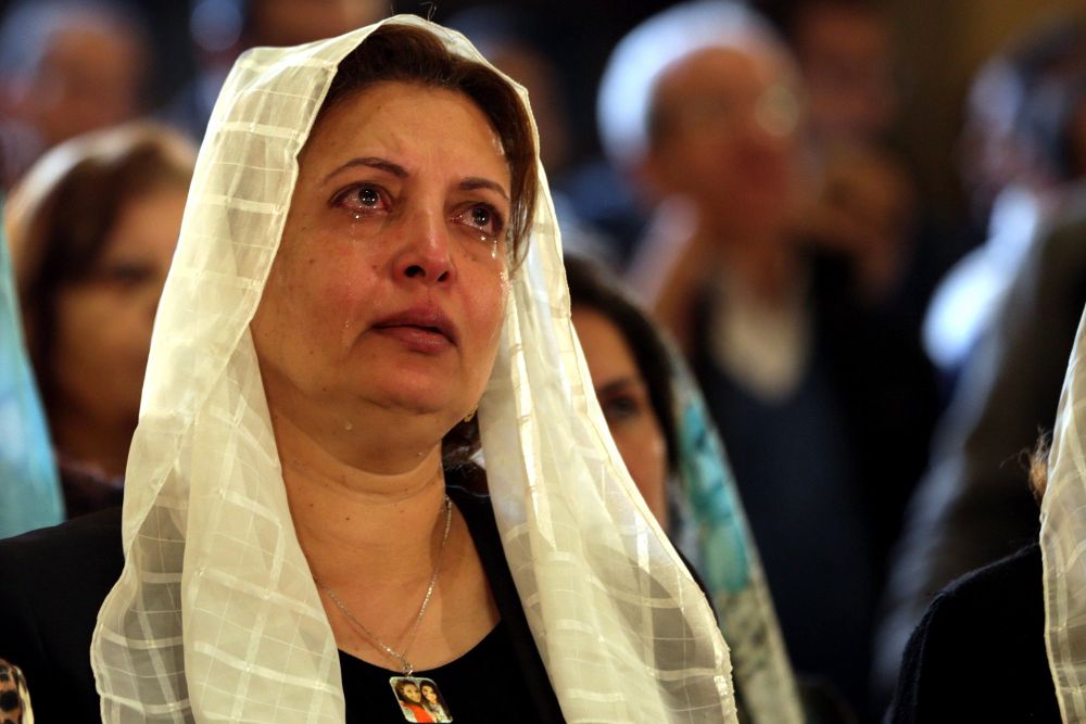 Una familiar de una de las víctimas del atentado contra la iglesia de San Pedro y San Pablo lloran durante la ceremonia que conmemora el primer aniversario del ataque terrorista, en El Cairo.