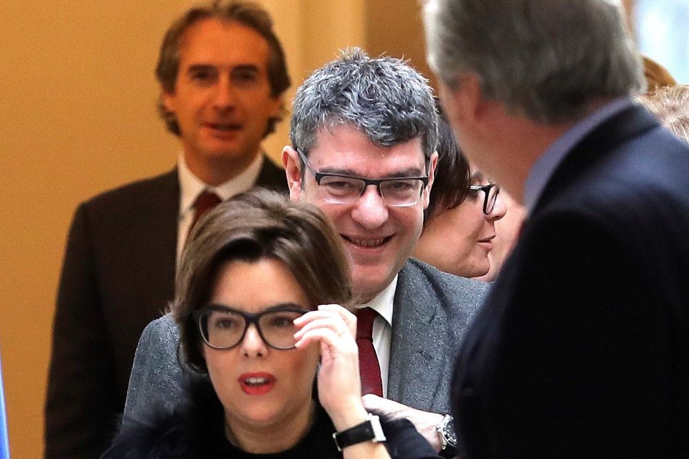 La vicepresidenta del Gobierno, Soraya Sáenz de Santamaría, y el ministro de Energía y Agenda Digital, Álvaro Nadal, a su llegada a la rueda de prensa ofrecida por e presidente del Gobierno, Mariano Rajoy.