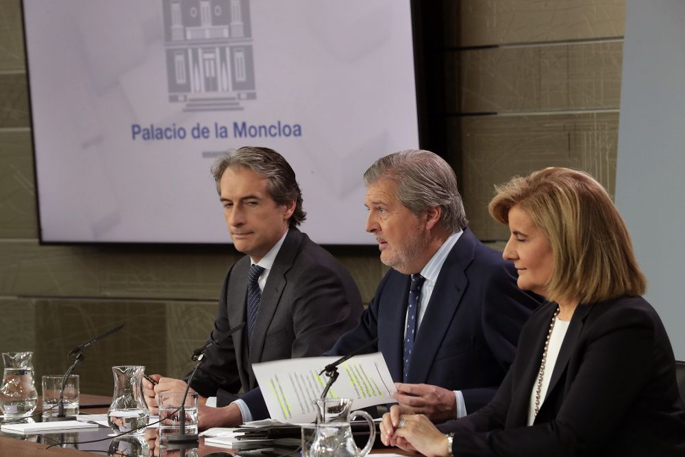Los ministros de Fomento Iñigo de la Serna (i), el ministro de Cultura y ministro Portavoz Iñigo Méndez de Vigo, y la ministra de Empleo Fátima Bañez.