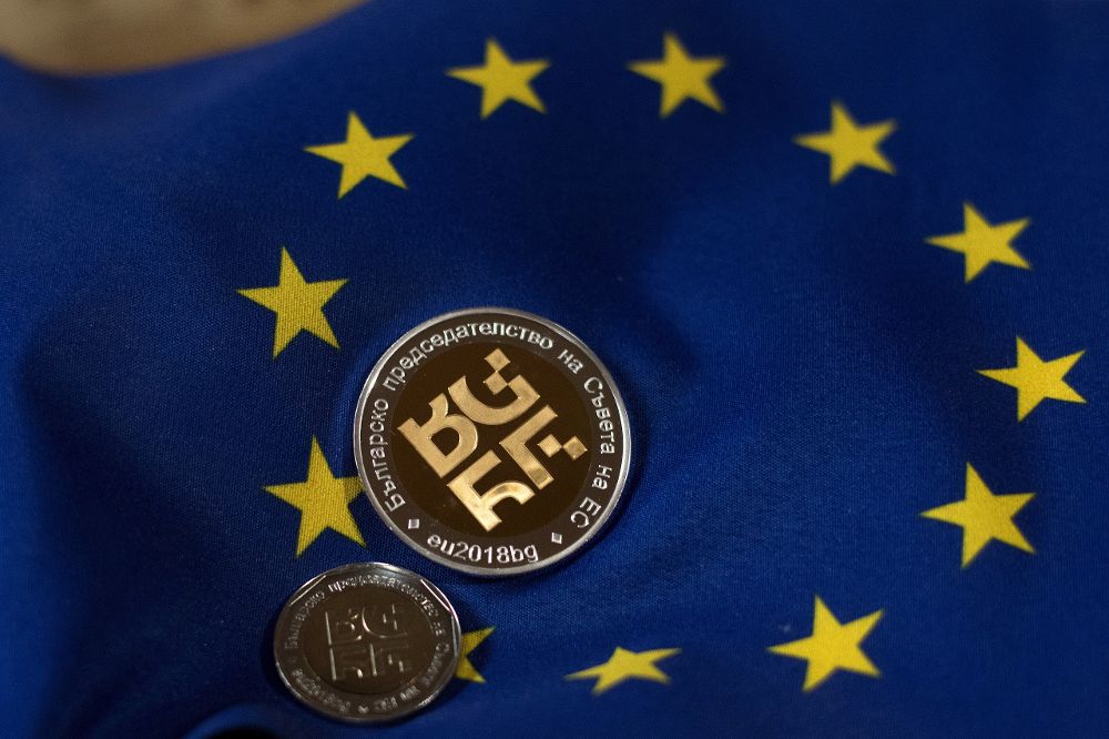 El Banco Central búlgaro presenta una nueva edición limitada de una moneda hecha con oro y plata y un valor nominal de 10 leva (5 euros) con el logo de la Presidencia búlgara del Consejo de la Unión Europea.