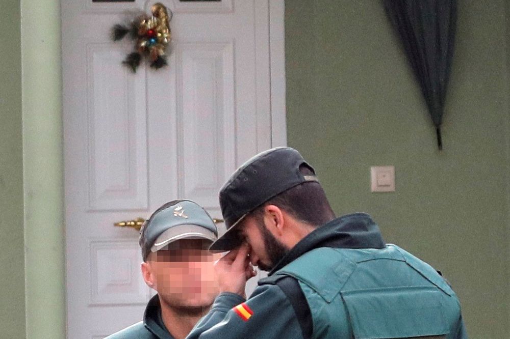 Agentes de la Guardia Civil custodian en Rianxo (A Coruña) la vivienda de la pareja detenida.