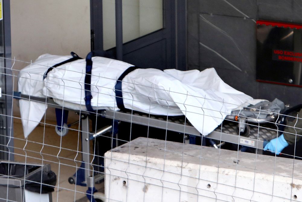 Operarios de la funeraria trasladan al policlínico de Conxo en Santiago de Compostela, el que podría ser el cuerpo de Diana Quer.