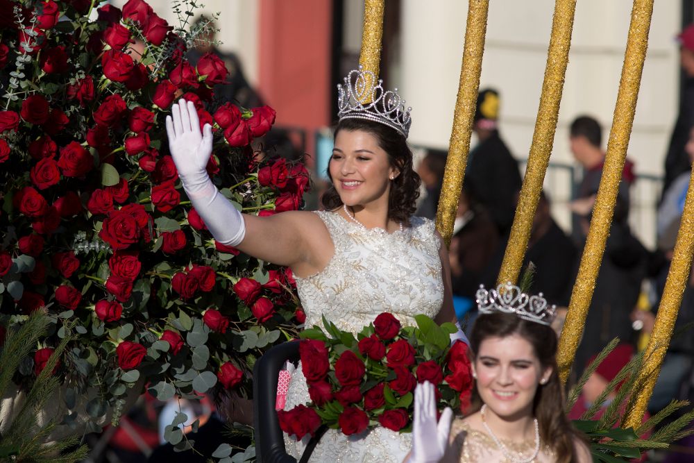 La reina de la 129° edición del Desfile de Las Rosas, Isabella Marie Marez, saluda.