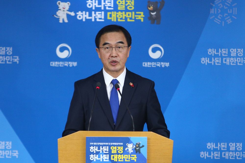 El ministro de Unificación surcoreano, Cho Myoung-gyon, ofrece una rueda de prensa en Seúl (Corea del Sur) hoy, 2 de enero de 2018. El Gobierno de Corea del Sur propuso hoy al régimen norcoreano la celebración de una reunión de alto nivel el próximo 9 de enero.