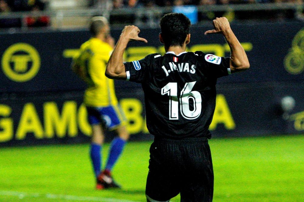 El centrocampista del Sevilla FC Jesús Navas celebra su gol, segundo del equipo ante el Cádiz.