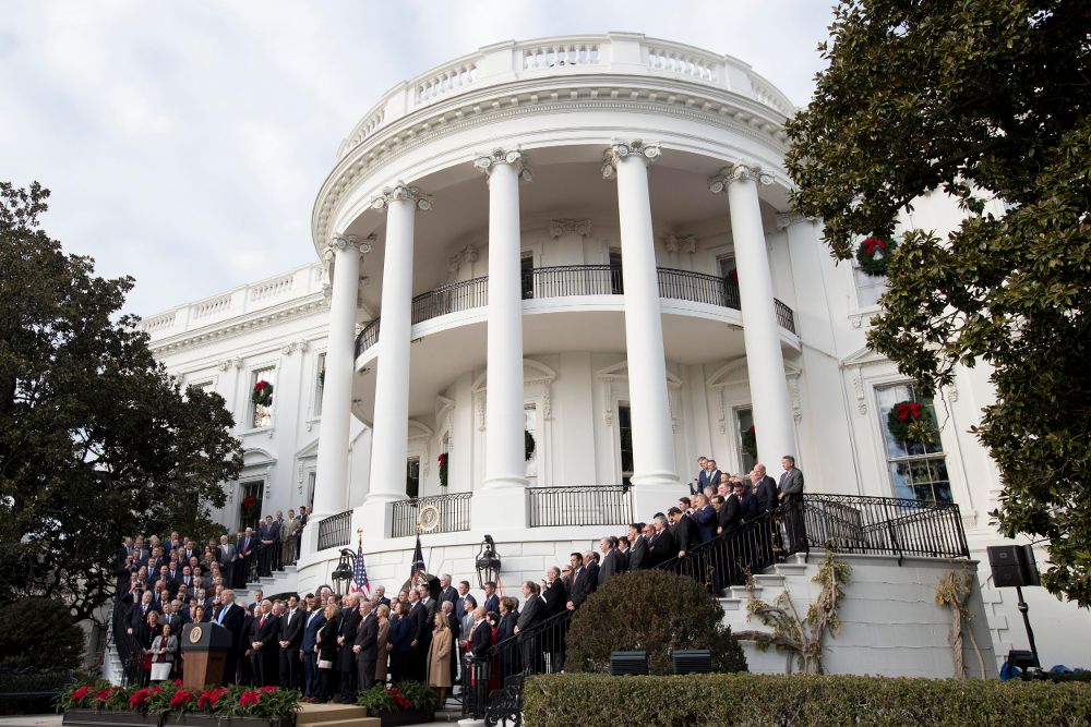 El presidente de los Estados Unidos, Donald Trump (c), acompañado de los miembros republicanos del Senado y la Cámara.