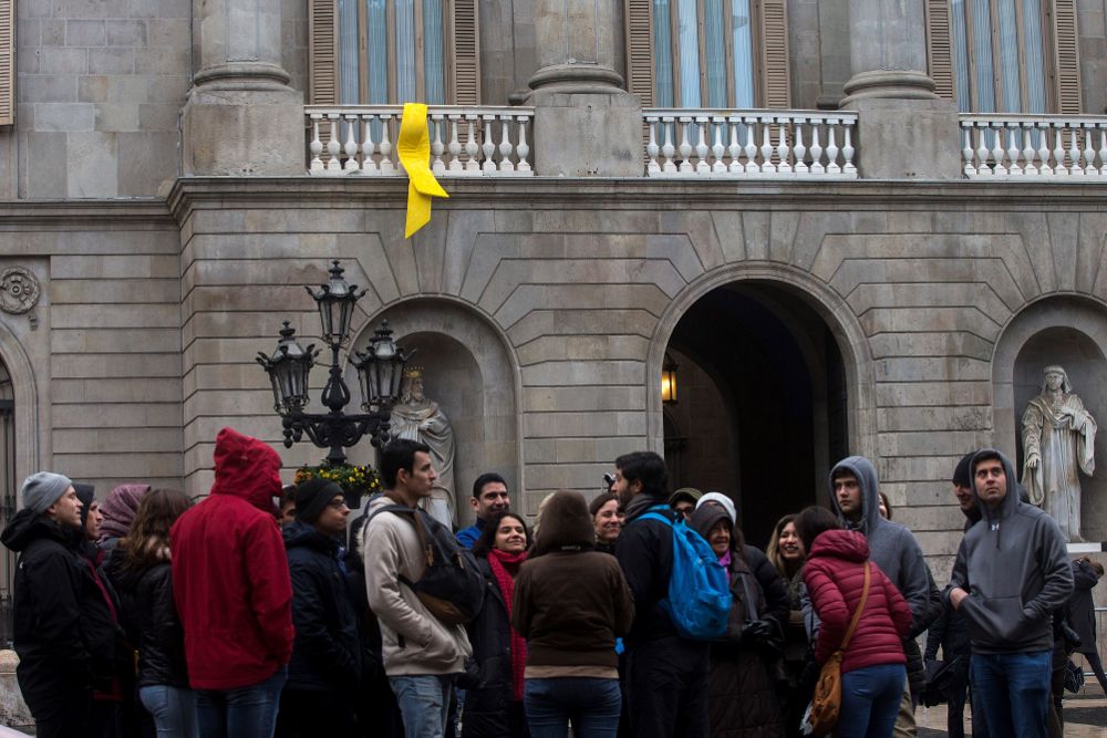 Varias personas se concentran ante el Ayuntamiento de Barcelona para reclamar la libertad del exvicepresidente de la Generalitat Oriol Junqueras.