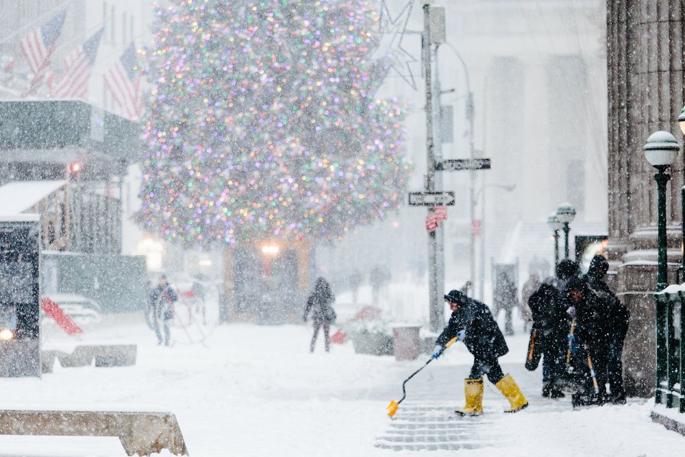 Peatones caminan bajo la nieve en Nueva York (Estados Unidos) hoy, 4 de enero.