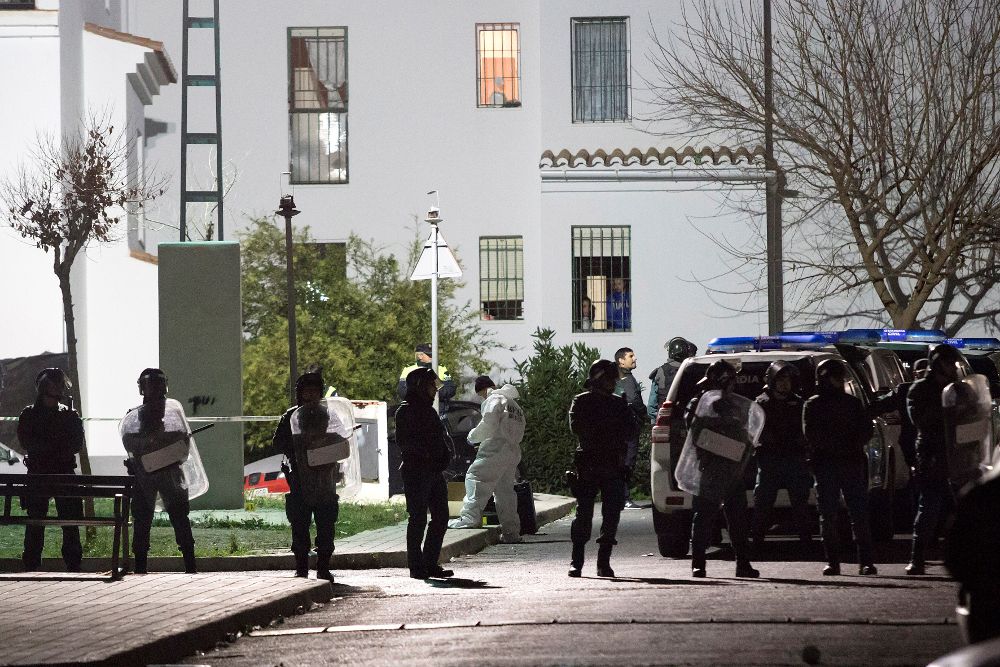 Miembros de la Guardia Civil despliegan un dispositivo en la barriada de La Fuensanta.