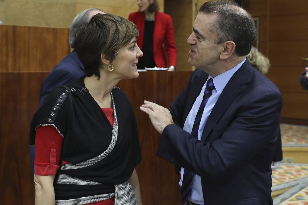 La portavoz de Podemos en la Asamblea de Madrid, Lorena Ruíz-Huerta y José Manuel Franco, del grupo parlamentario socialista.