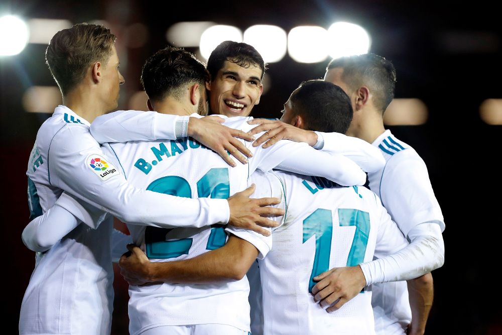 Los jugadores del Real Madrid celebran el tercer gol.