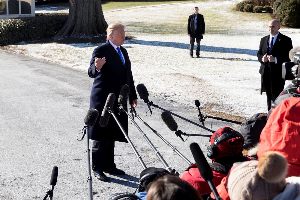 El presidente estadounidense, Donald J. Trump, ante los medios antes de embarcar en el helicóptero presidencial en la Casa Blanca de Washington hoy, 5 de enero.