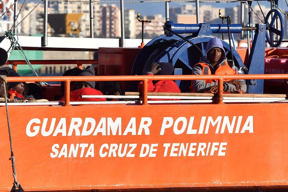 Algunos de los 39 inmigrantes rescatados por Salvamento Marítimo de una patera que ha sido localizada esta mañana a siete millas náuticas al este de la isla de Alborán (Almería).