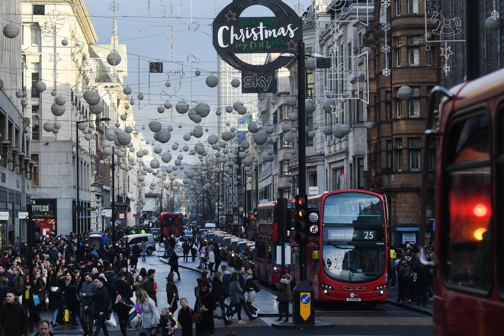 Numerosas personas circulan por la Oxford Street para realizar sus compras navideñas en Londres.