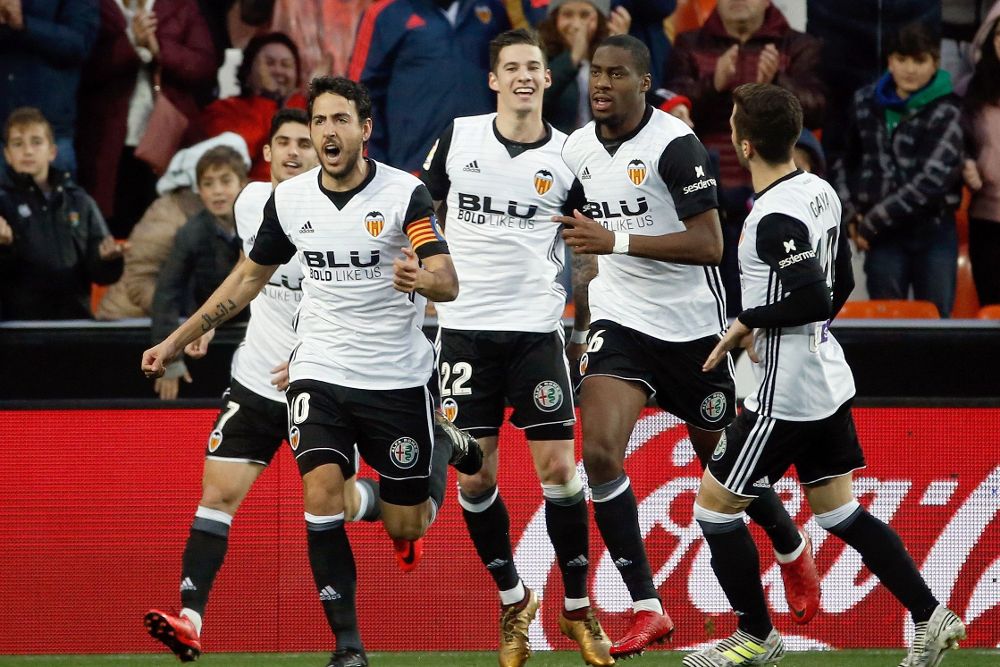 Los jugadores del Valencia festejan el gol del centrocampista Parejo (2i) ante el Girona.