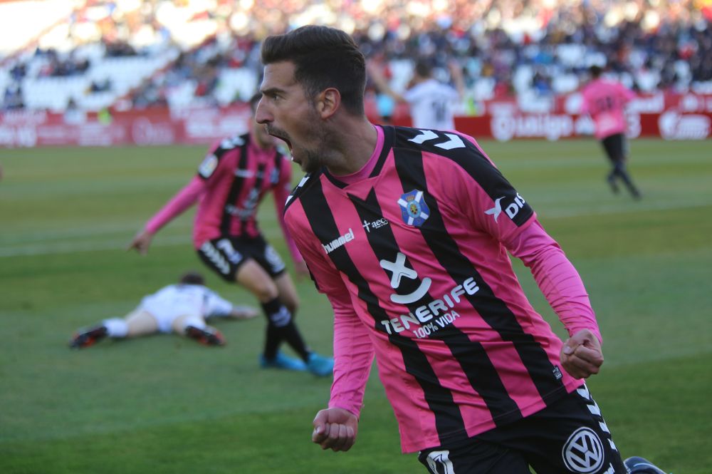 Juan Carlos Real celebra con furia el segundo gol, que daba la victoria al Tenerife.