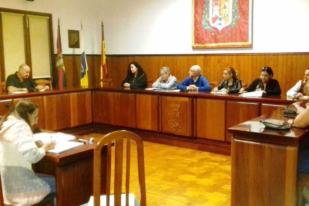 El Pleno municipal de Tazacorte debatió, entre otros puntos, la advertencia de la Audiencia de Cuentas sobre el retraso en el traslado de los contratos de 2016.