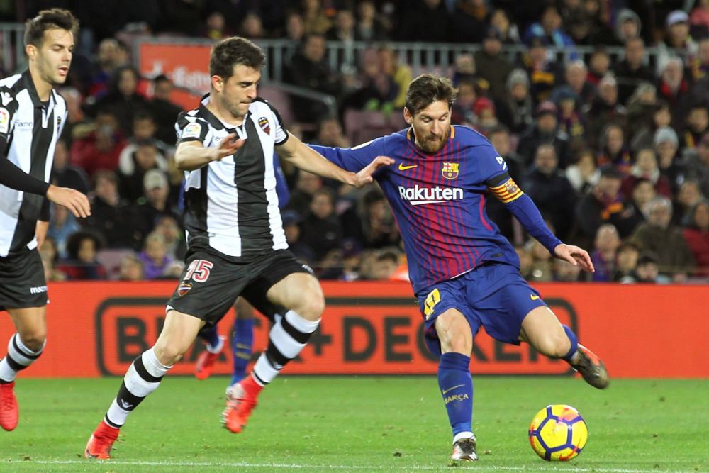 Messi pelea un balón ante el jugador del Levante Sergio Postigo.