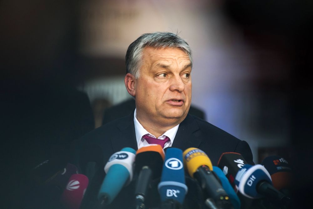 El primer ministro húngaro, Viktor Orban, habla con la prensa durante la tradicional convención anual de la CSU.