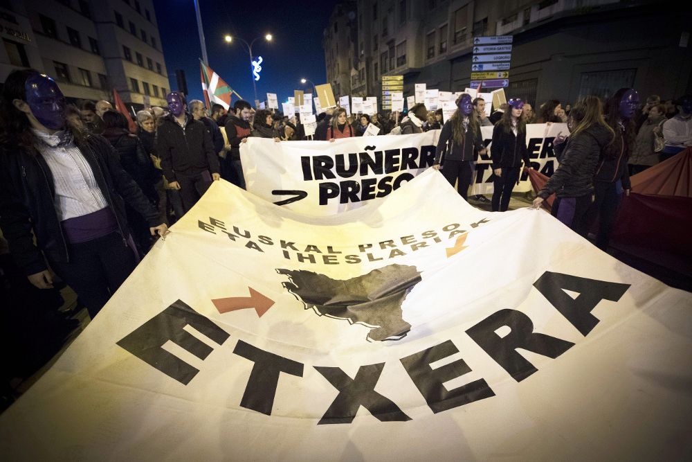 Centenares de personas piden en las calles de Pamplona el traslado de los presos de ETA a cárceles cercanas a sus lugares de origen el pasado 20 de diciembre.