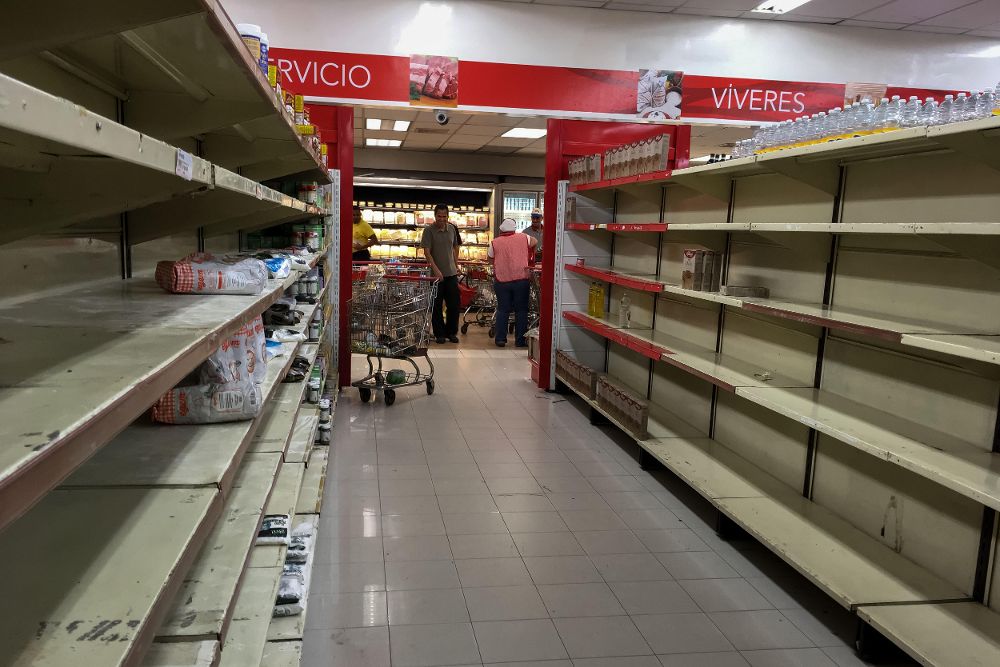 Personas buscan alimentos en un supermercado en la ciudad de Caracas (Venezuela).