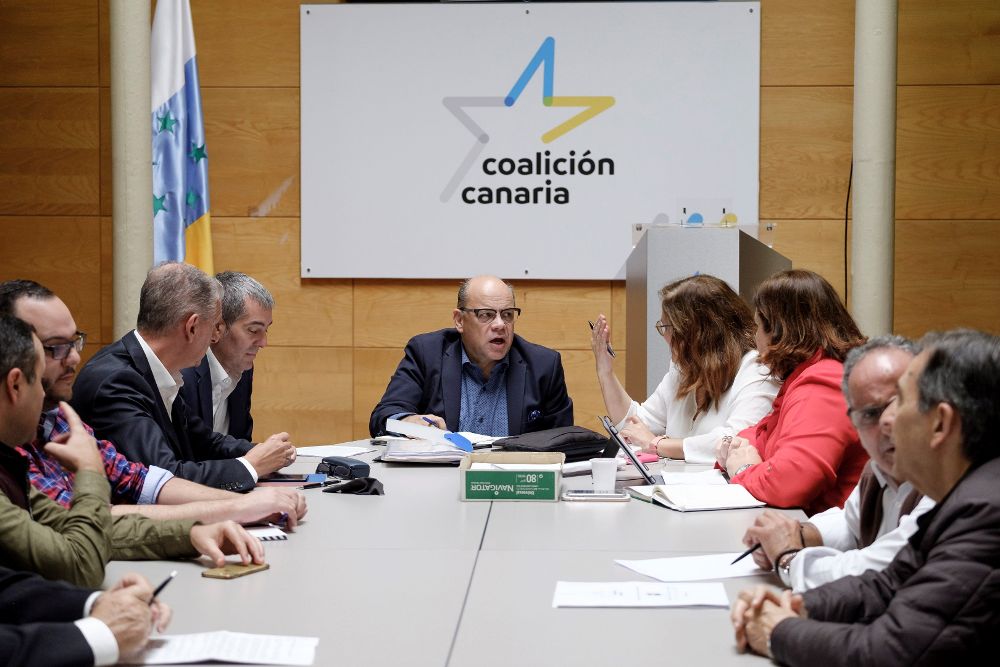 El Comité Permanente Nacional de Coalición Canaria, con su secretario regional al frente, José Miguel Barragán (c), durante la reunión celebrada hoy en Las Palmas de Gran Canaria para analizar la actualidad política tras el periodo navideño.